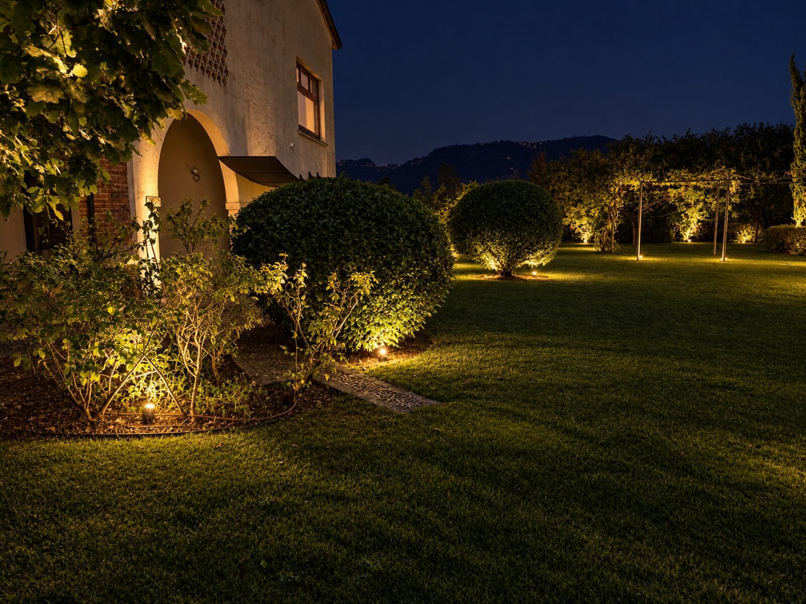 Giardino illuminato di sera